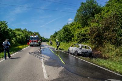 Weil im Schoenbuch: Pkw brennt vollstaendig aus am Strassenrand